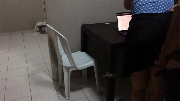 Mi Hermanastra Me Presta La Computadora Para Hacer Sus Tareas Y Me Saco La Verga Sin Que Se De Cuenta Cuando Se Cae Su Boligrafo No Me Resisto Mas Y Le Meto La Verga