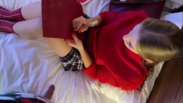 Narrow Pussy Smoking Slender Fit Babe Offers Santa An Ignoring Hj To Work And Take His Precum On A Paper To Put In A Brief