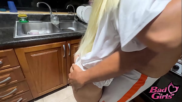 Nuestro Pasatiempo FAVORITO Incluye, SEXO Pero No Está Limitado Demasiado: Shobrina Rubia Gostosa De Grande Culo Tiene Sexo En La Cocina Con La Polla Grande Del Pervertido