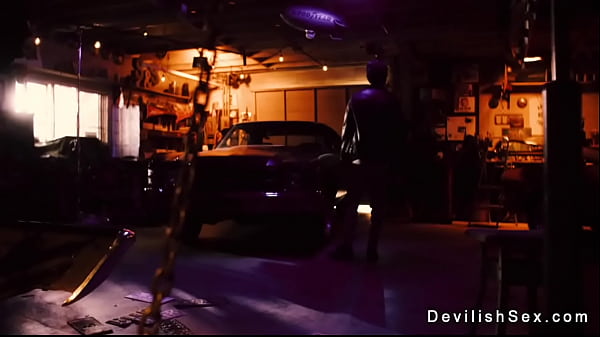 Dude Slamming Big-breasted Golden-haired In Chop Shop