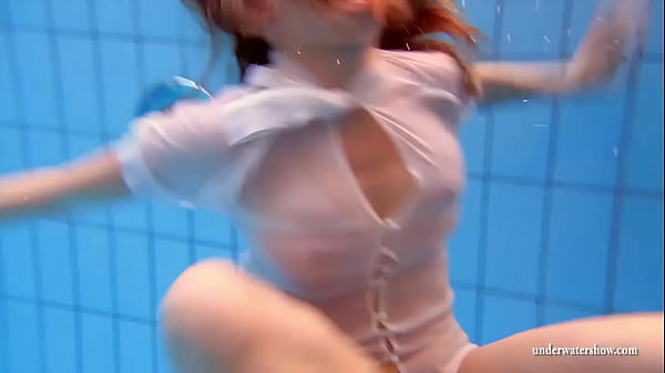 Huge Boobs Chestnut-haired Girl Zuzanna Swimming In The Pool