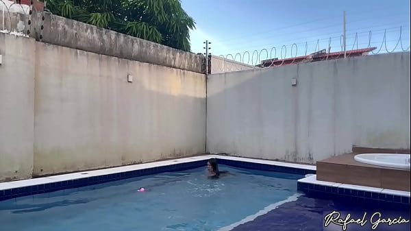 Peguei Minha Vizinha Gostosa Brincando Em Seu Quintal Com Uma Máquina De Sexo - Drii Cordeiro