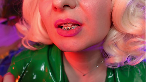 Lipstick Seduce - ASMR Closeup Video Of Press Up COUGAR