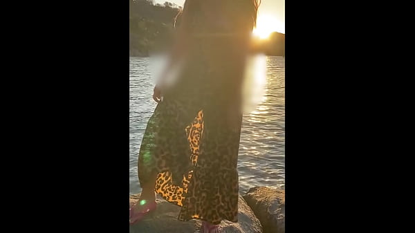 Mostrando A Buceta Na Praia Sem Calcinha