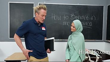 Arab Chick Commits Ultra Haram | HijabHo