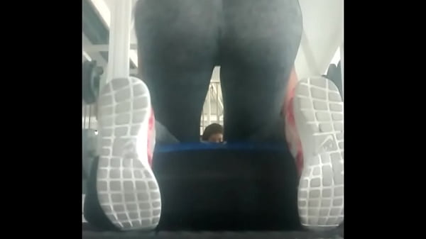 Flaca Rica Empinada En Gimnasio