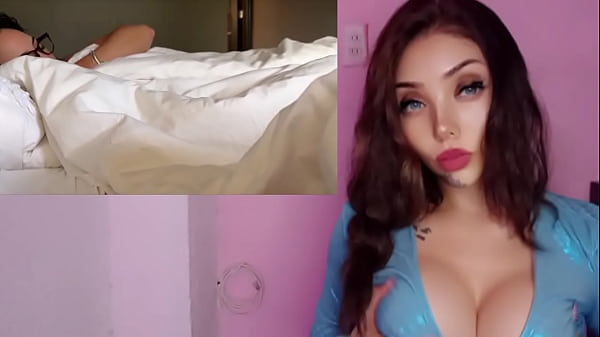 Comparte La Cama Con Su Hermanastra Nerd Y Se La Coge