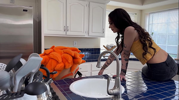 Sculpted Sage Hunter Meets Her Match: PornDude's Pipe-Clearing Power Drill!