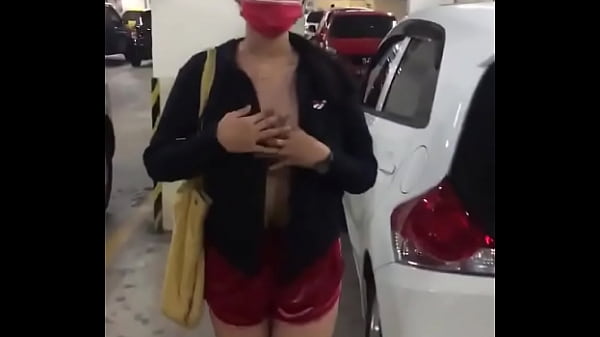 Siskaeee Telanjang Di Parkiran