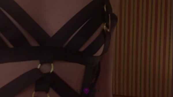Lima Grey En El Hotel Pasea Por La Cama Desnuda Con Sus 18 Años Para Su Macho Semental Y Recibe Nalgadas Con Su Mano Grande - Completo En RED