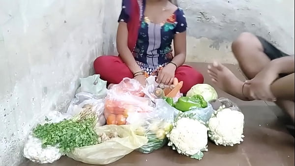 देसी लड़की ने सब्जी बेचते बेचते सब्जी खरीदने वाले से चुदाया