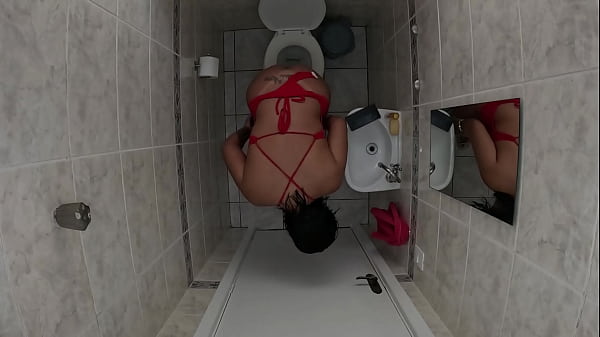 Foi No Banheiro Esqueceu De Trancar A Porta Amigo Entrou E Meteu A Rola Nela