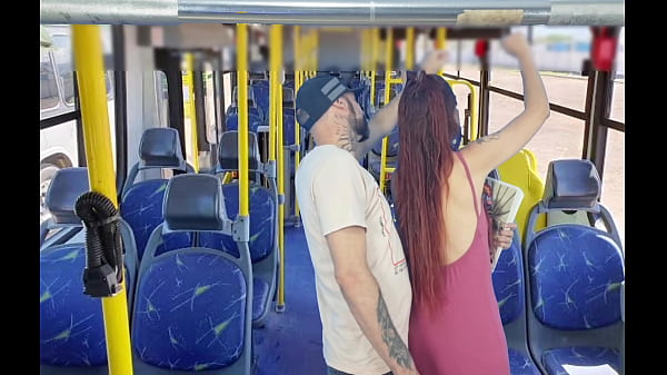 Estudande Sendo Encoxada Por Velho No Onibus Em Publico!