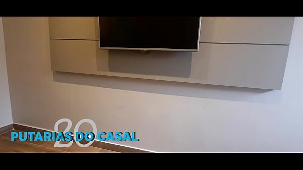 Técnico De Tv Foi Pro Motel Concerta A Tv Chegando Lá Garota De Programa Entra Dentro Do Quarto Para Atender O Cliente. Dentro Do Quarto Estava O Técnico Tv. Essa Loira Safada De