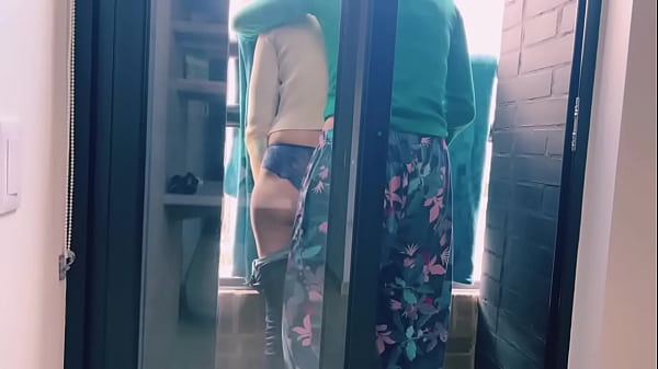 Mi Hermanastra Y Yo Follamos En El Balcón Del Apartamento.