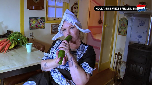 Nederlandse STEPMOM Boerin Masturbeert Met Een Dildo! (Hollandse Vieze Spelletjes) - Dildo Tikken, Nederlands Gesproken Porno!