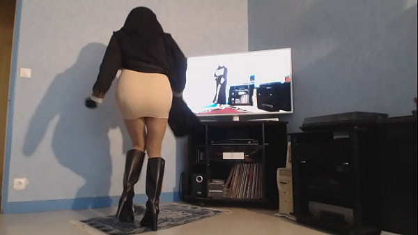 Upskirt Muslima Veiled Huge Tits