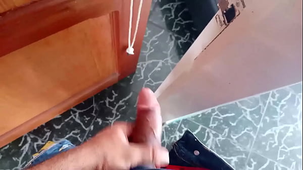Espío Mientras Se Pone La Ropa Interior Y Me Masturbo Hasta Que Me Descubre: Cuando Ve Mi Gran Polla Me La Frota Con Los Pies Y Su Bonito Culito Hasta Hacerme Correrme