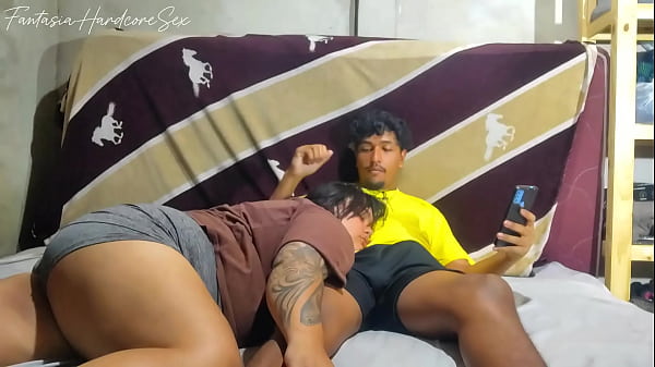 Estaba Jugando Clash Royale Y Mi Hermanastra Se Acuesta En Mi Regazo Buscando Que Le Meta El Pene En La Boca