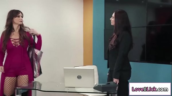 Buxom Mindi Savors Syrens Juicy Backside