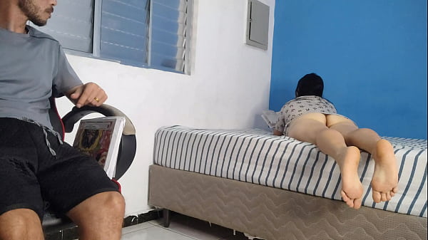 Madrasta Gostosa Mete O Cuzinho Para Fora E Deixa O Pau Do Enteado Ereto