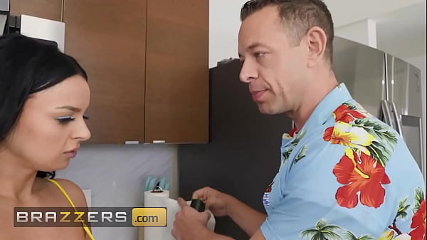 Payton Preslee Is Bored Of Her Boyfriend So She Makes Her Move On His Sultry Older Brother - BRAZZERS