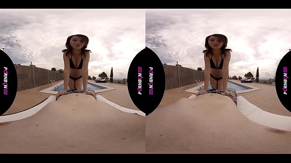 VR La Vecina Joven Del Quinto Ninfomana Entra En La Piscina Comunitaria Cachonda Y Quiere Follar En El Exterior POV Latina Porno En Español Realidad Virtual By PORNBCN 4K
