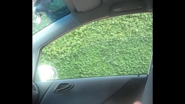 Batendo Punheta No Carro E Coroa Flagra Com Gosto!