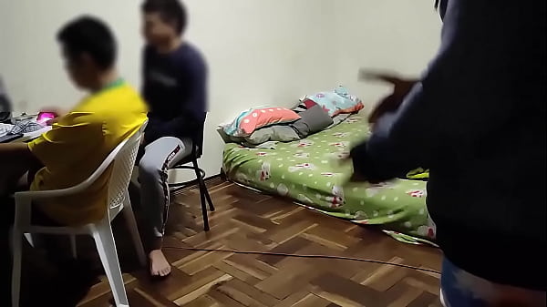 Estoy En El Cuarto De Mi Mejor Amigo Jugando A Videojuego Entra Su Mujer Y Sin Pena Ni Nada Comienza A Tocarme La Verga Luego Comienza A Chuparmela Cuando Su Esposo Esta Ay