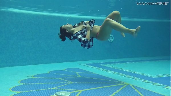 Sazan Cheharda Ravishing Exposed Swimming