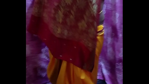 Desi Sizzling Doll Revealing Her Assets Striptease In Saree