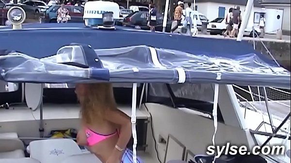 2 French Mommies Lesbiennes Au Port Public Avec Gode Backdoor