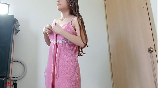 Encuentro Al Cachondo De Mi Hermanastro Haciendose Una Paja Y Lo Ayudo Para Que Se Venga En Mi Boca.