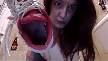URBAN TRANSGRESSION: Nicoletta Cleans Her Dirtiest Sneakers In The Underground Bathroom