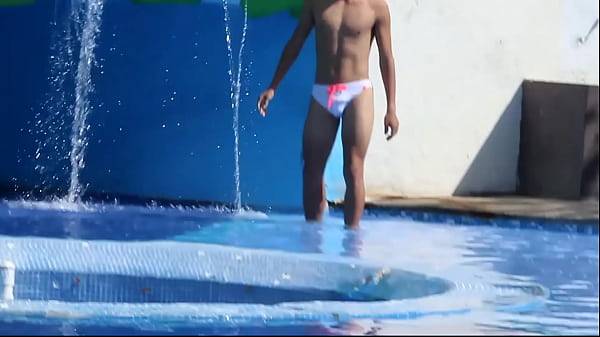 ESPIANDO A AARON, CHICO DE 19 AÑOS EN LA ALBERCA Y BAÑOS