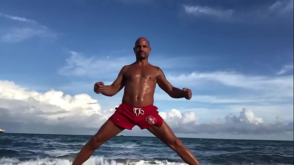 THE BEACH FIGURE PORNSTAR MAXXX LOADZ DOING A SPLIT AT THE BEACH