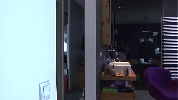 Alice Axx Se Fait Dilater La Chatte Avant De Se Faire Défoncer Le Cul Par Une Grosse Queue