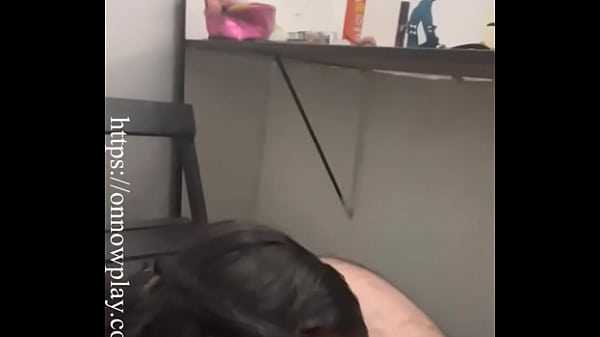 CHUPANDO DOIS CLIENTES E UM SEGURANÇA NA BOATE