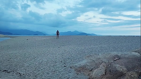 Gostosa Na Praia Pediu Para Um Estranho Passar Repelente No Seu Corpo E Acabou Levando Gozada Na Cara.(Adão E Eva)