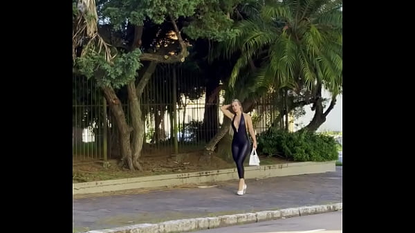 LOIRA MOSTRA SUAS CURVAS NA RUA