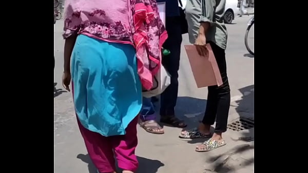 Desi Aunty Large Gaand Walking In Road