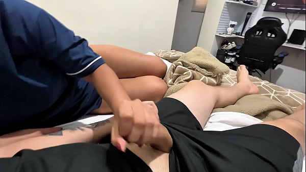 GOSTOSA DA MEIA IRMÃ DEIXOU COMER ELA NO PELO E GOZAR DENTRO