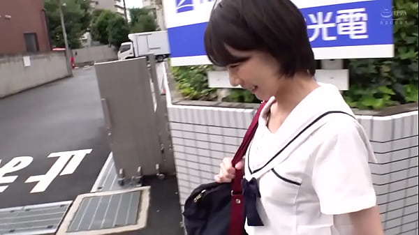 ちっぱい美尻J●・ましろちゃんは、周りの友達には内緒で楽しんでいるスケベな女の子w出会って早々に下着（白！）を見せてくれるエッチな彼女 気持ちよくなれるお薬をプレゼント！