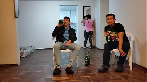 Mi Mejor Amigo Le Gusta Ser El Cornudo Mientra Estamos Viendo Un Partido El Se Descuida Y Comienzo A Meterle Mano A Su Esposa Luego Se Da De Cuenta Y Al Le Gusta Ver Como Otro