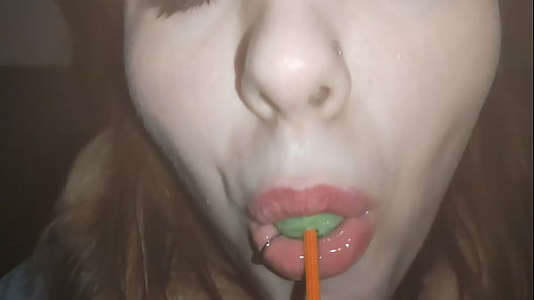 Облизала чупа чупс думая что это член моего ёбыря