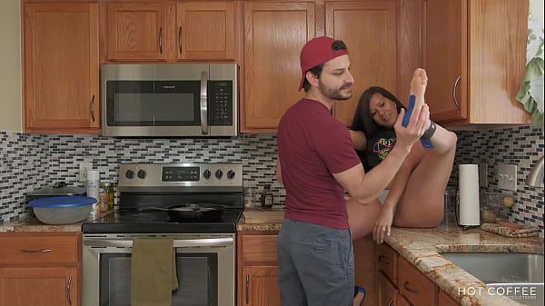 NAILING AND COOKING! Juicy Latina Wifey Gets Banged While The Husband Cooks