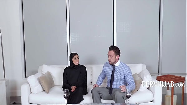 White Employee Rizzes Curvy Arab Bosses Daughter - Ella Knox | PervHijab