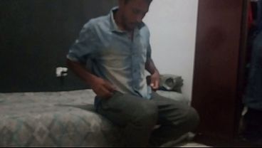 Homem Moreno Se Masturbando