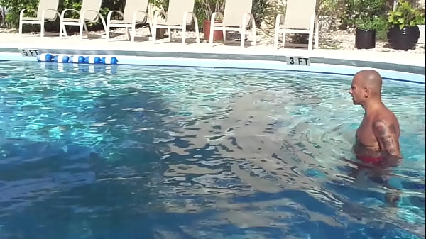 Hardbody Italian Pornstar Maxxx Loadz Shadow Boxing In The Pool