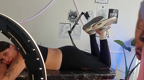 Tatuaje Con Dedeada Incluida, Este Tatuador Si Que Sabe Mover Los Dedos